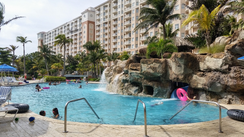 piscina com tobogã