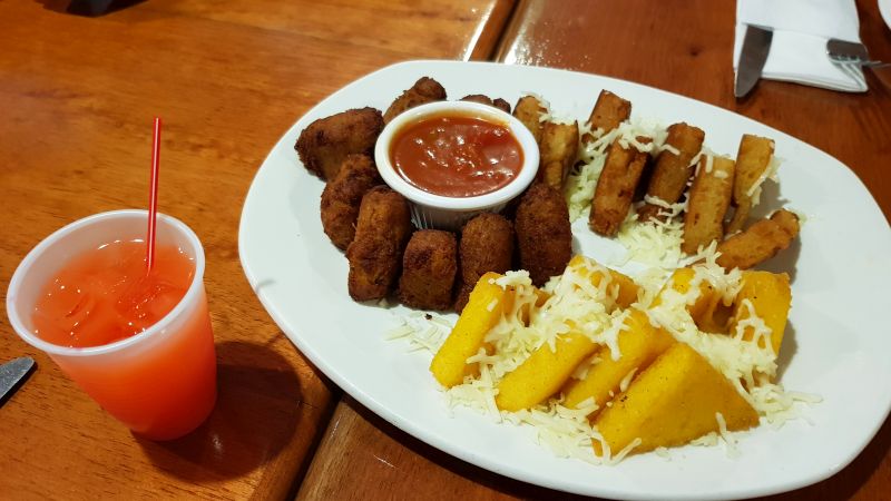 nossa porção de aperitivos e bebida